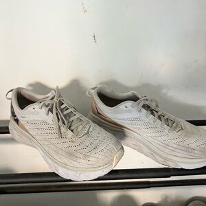 Hoka Arahi 4 Cream and Rose Gold